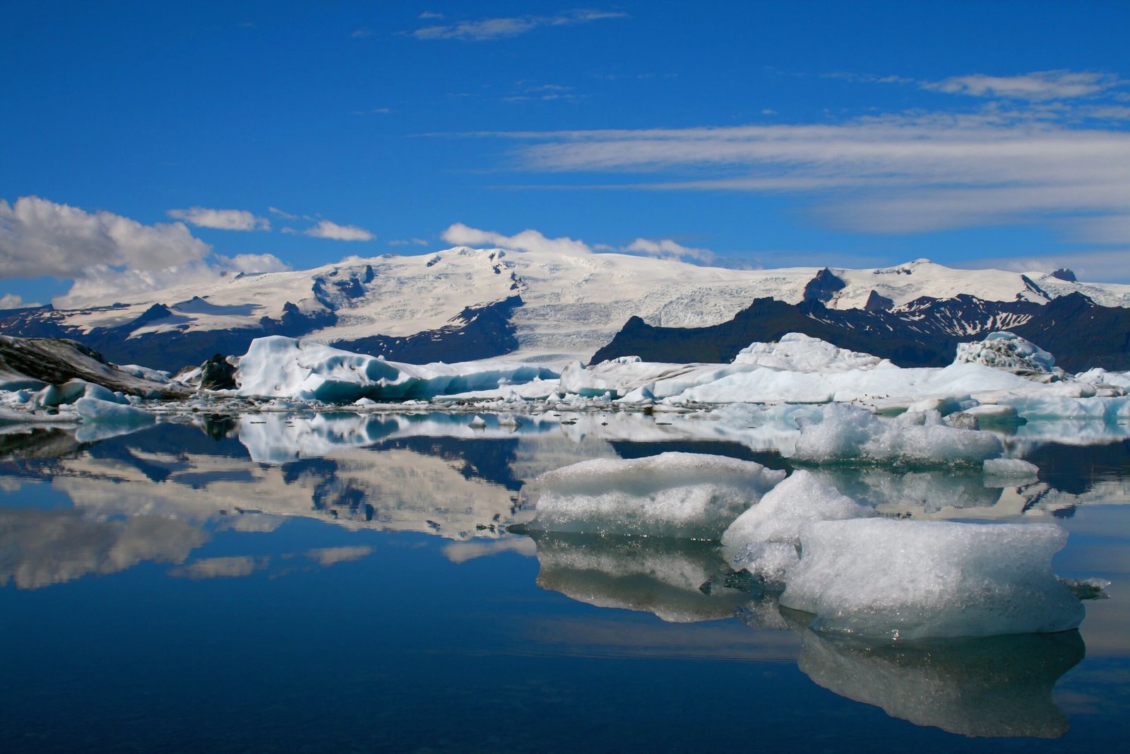Icebergs in Jökulsárlón glacier lagoon